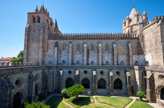 Cathedral (Se) of Evora with the cloister circumjacent the interior courtyard. Evora. Portugal.