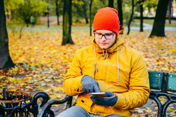 man can't use his phone in gloves
