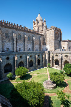 Cathedral (Se) of Evora with the cloister circumjacent the interior courtyard. Evora. Portugal.