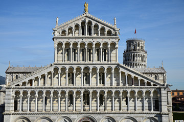 Fototapeta na wymiar Colonnades de la basilique et tour penchée à Pise en Toscane, Italie