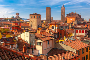Naklejka premium Widok z lotu ptaka katedry w Bolonii i wieże górujące nad dachami Starego Miasta w średniowiecznym mieście Bolonia w słoneczny dzień, Emilia-Romania, Włochy