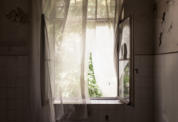 Langzeitbelichtung einer Gardine im Wind in einem verlassenen Gebäude  3