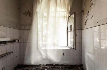 Langzeitbelichtung einer Gardine im Wind in einem verlassenen Gebäude  2