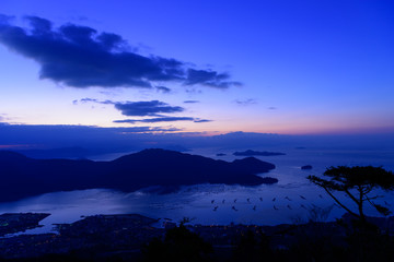 広島　夜明け頃の厳島　経小屋山からの眺め