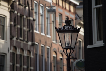 Alte historische Straßenlaterne in der Altstadt von Amsterdam, Holland