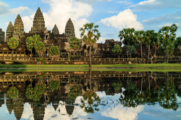 Fototapeta premium Dzieci biegające przed Angkor Wat