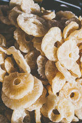 Tranches d'ananas séchées, arrière plan et texture