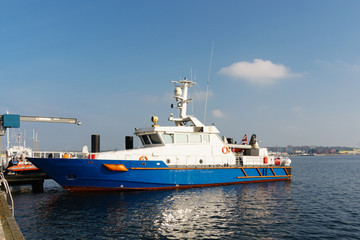 Naklejka premium Schiff der kieler Küstenwache am Hindenburgufer