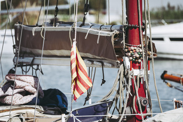 Détail bateau mât et grande voile