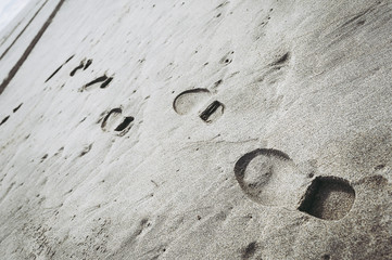 Traces de pas dans le sable
