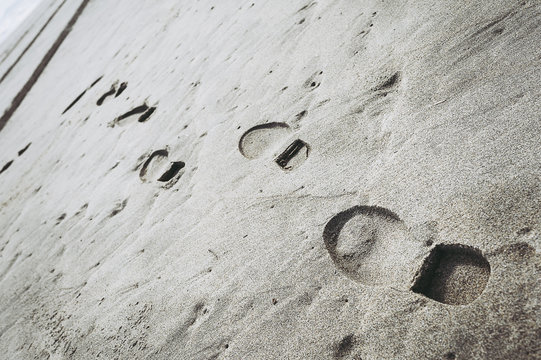 Traces de pas dans le sable