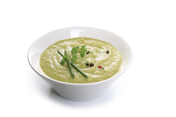 soupe de légume vert sur fond blanc