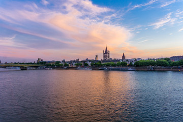 Fototapeta na wymiar Blick auf die Stadt Köln und den wunderschönen Rhein in der Abenddämmerung