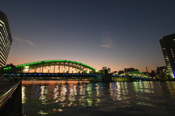 日本の東京都市景観「夕焼け空に映える勝鬨橋や墨田川などの都市風景」