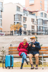 Fototapeta na wymiar tourist couple on bench