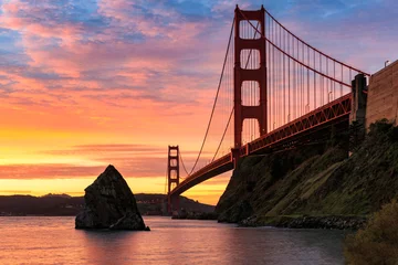 Foto auf Acrylglas San Francisco Die Sonne geht über der Golden Gate Bridge in San Francisco auf