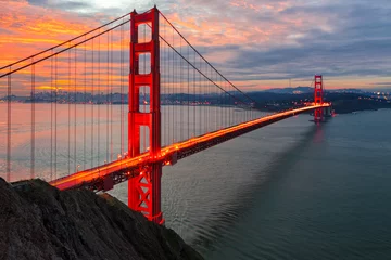 Fotobehang San Francisco De zon komt op boven San Francisco en de Golden Gate Bridge