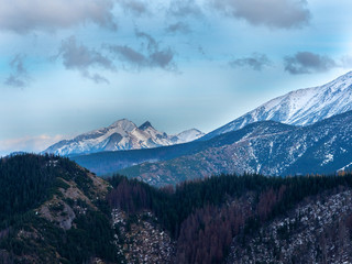 Malowniczy górski krajobraz Tatr widziany w listopadowy dzień