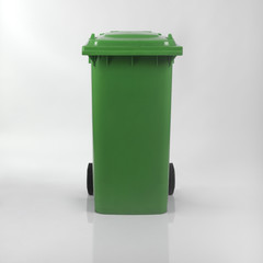 Bidone della Spazzatura Verde per la raccolta differenziata su sfondo bianco