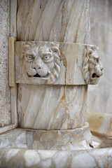 Fontaine en marbre à tête de lion à Pise en Toscane, Italie