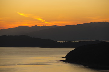 夕焼けと島々