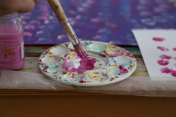 farbpalette mit verschiedenen farben und ein pinsel