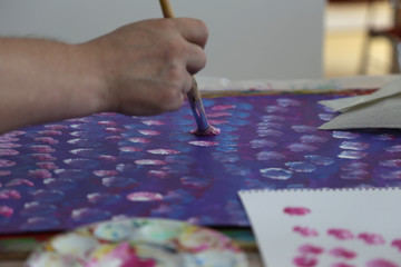 k&uuml;nstler beim malen eines bildes