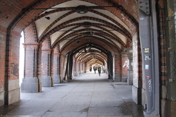 Passage du pont Oberbaum à Berlin