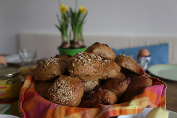 selbsgemachte brötchen im korb zum frühstück