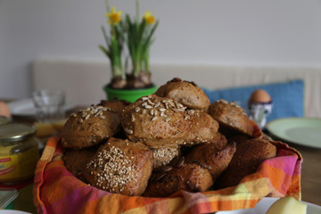 selbsgemachte brötchen im korb zum frühstück