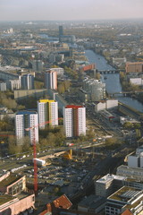Fototapeta na wymiar Paysage urbain et fleuve à Berlin, vue aérienne