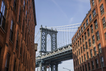 Obraz premium Ceglane ściany budynków i Manhattan Bridge w Brooklyn w Nowym Jorku, Stany Zjednoczone