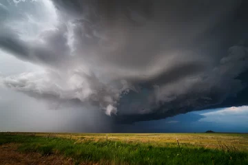 Photo sur Plexiglas Orage Orage avec des nuages sombres dramatiques