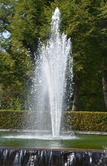 Springbrunnen Wasserspiel Wasserfontaine im Park