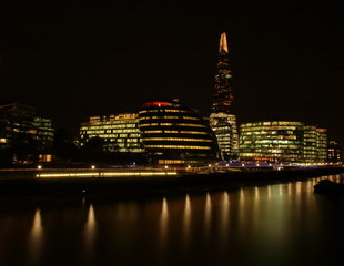 Finansowe centrum Londynu, Wielka Brytania, nocą, długi czas naświetlania - obrazy, fototapety, plakaty