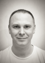 Fototapeta premium Espressioni facciali - Sorriso sociale non autentico