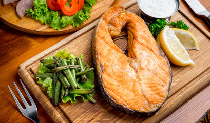 Baked salmon garnished with asparagus and tomatoes