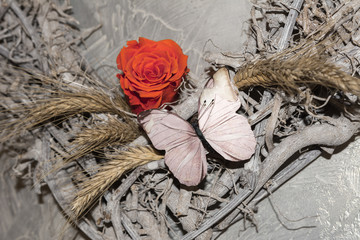 Holzherz gelochten mit roter Rose uns Schmetterling 