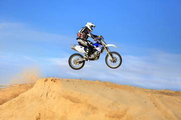 Fototapeta na wymiar Enduro, motocyklista na motorze crossowym w czasie skoku.