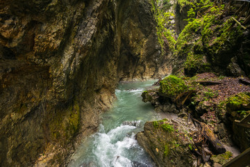 Fototapeta premium Spacerując przez kanion Wolfsklamm w Alpach Karwendel, Stans w Tyrolu, Alpy, Tyrol, Austria, Europa