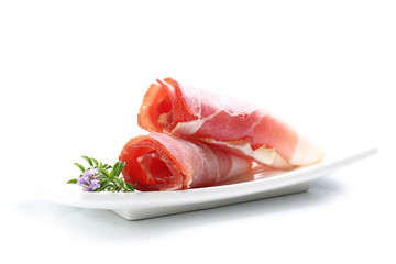 jambon cru sur fond blanc