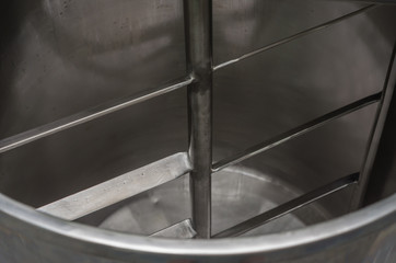 Fototapeta na wymiar Tanque de aço inox para misturar líquidos em indústria alimentícia