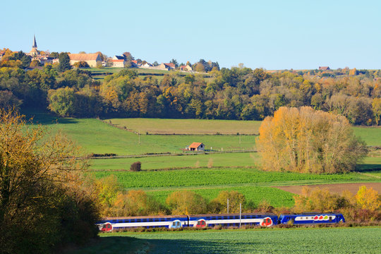 Train dans la vall&eacute;e de la Mauldre, pr&egrave;s de Montainville