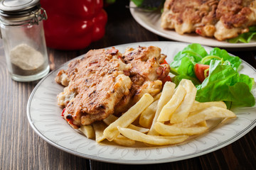 Chicken medallions with red peppers served with chips