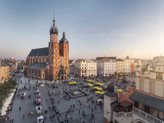 Fototapeten Blick auf die Altstadt in Krakau, Luftaufnahmen mit Drohnen bei Sonnenuntergang, berühmte Kathedrale im Abendlicht © dendidenko
