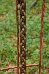 длинная железная ржавая цепь на стальных прутьях цепь 