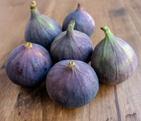 Ripe figs on a wooden table