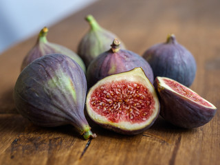 Ripe figs on a wooden table