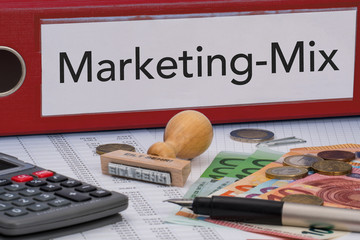 Aktenordner (rot) mit Beschriftung Marketing-Mix