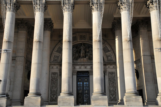 the coloumns and front door of leeds town hall in west yorkshire england